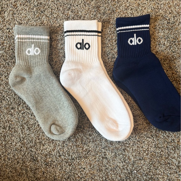 3 pack ALO Yoga unisex throwback half crew Socks - Gray, White, and navy blue - Picture 1 of 2